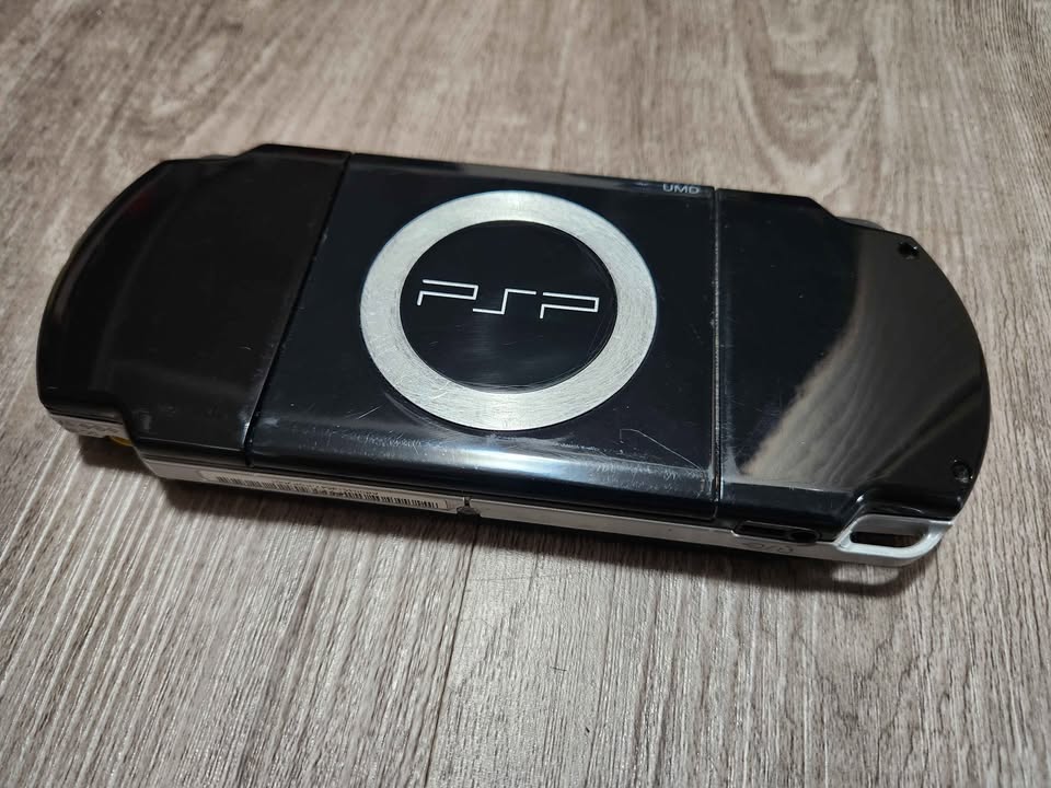 Modded PSP 2000 – High-Capacity Battery + 2x16GB Micro SD Cards - photo 3