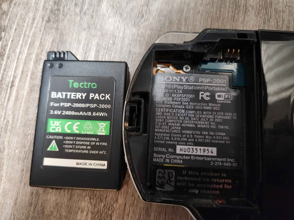 Modded PSP 2000 – High-Capacity Battery + 2x16GB Micro SD Cards - photo 4