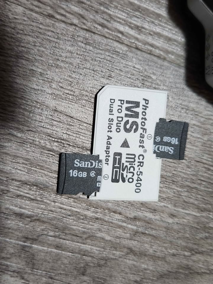 Modded PSP 2000 – High-Capacity Battery + 2x16GB Micro SD Cards - photo 5