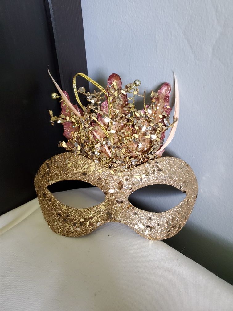 Two gold masks - photo 2