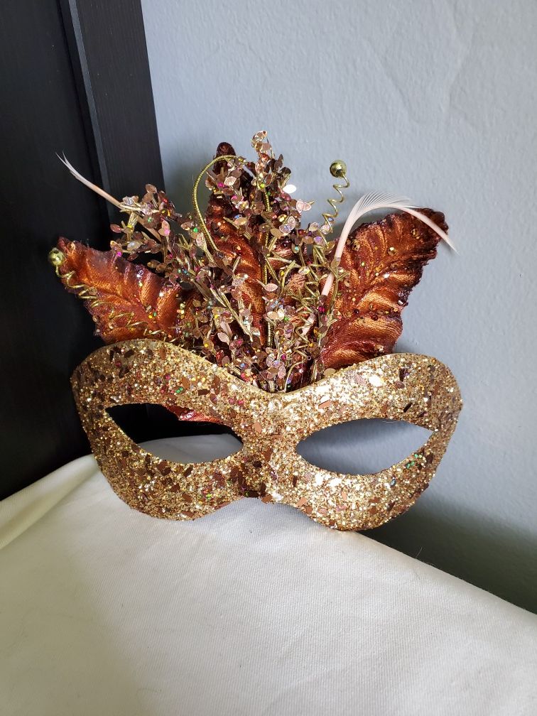 Two gold masks - photo 3
