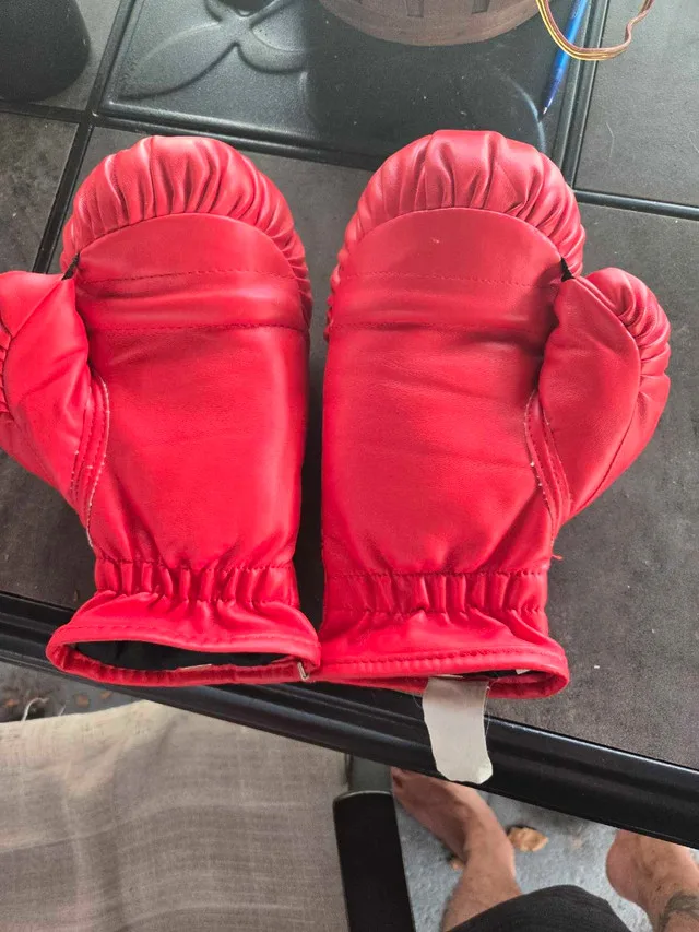 Everlast size small boxing gloves image indicator(2)