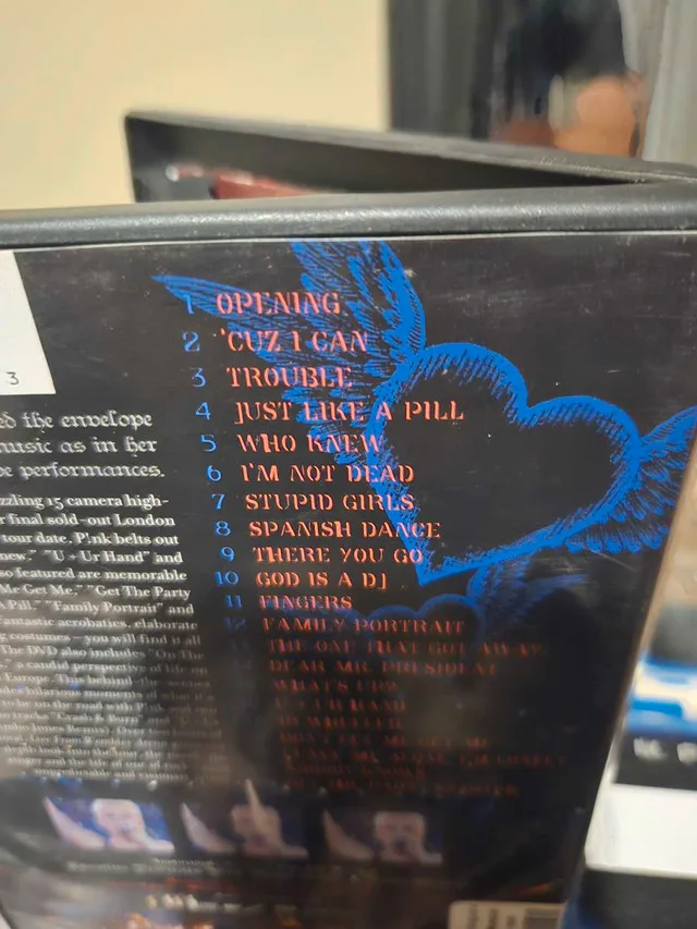 Pink Live DVD image indicator(2)