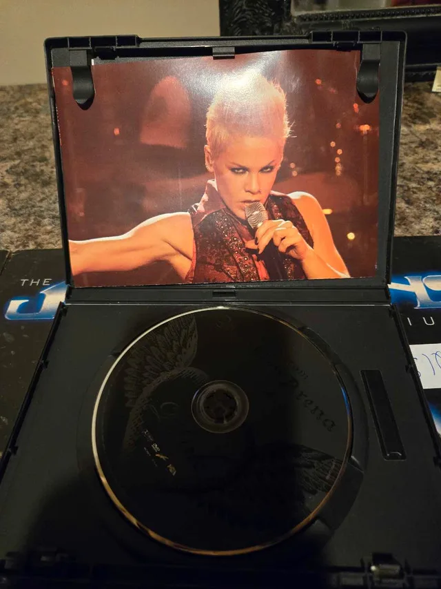 Pink Live DVD image indicator(3)