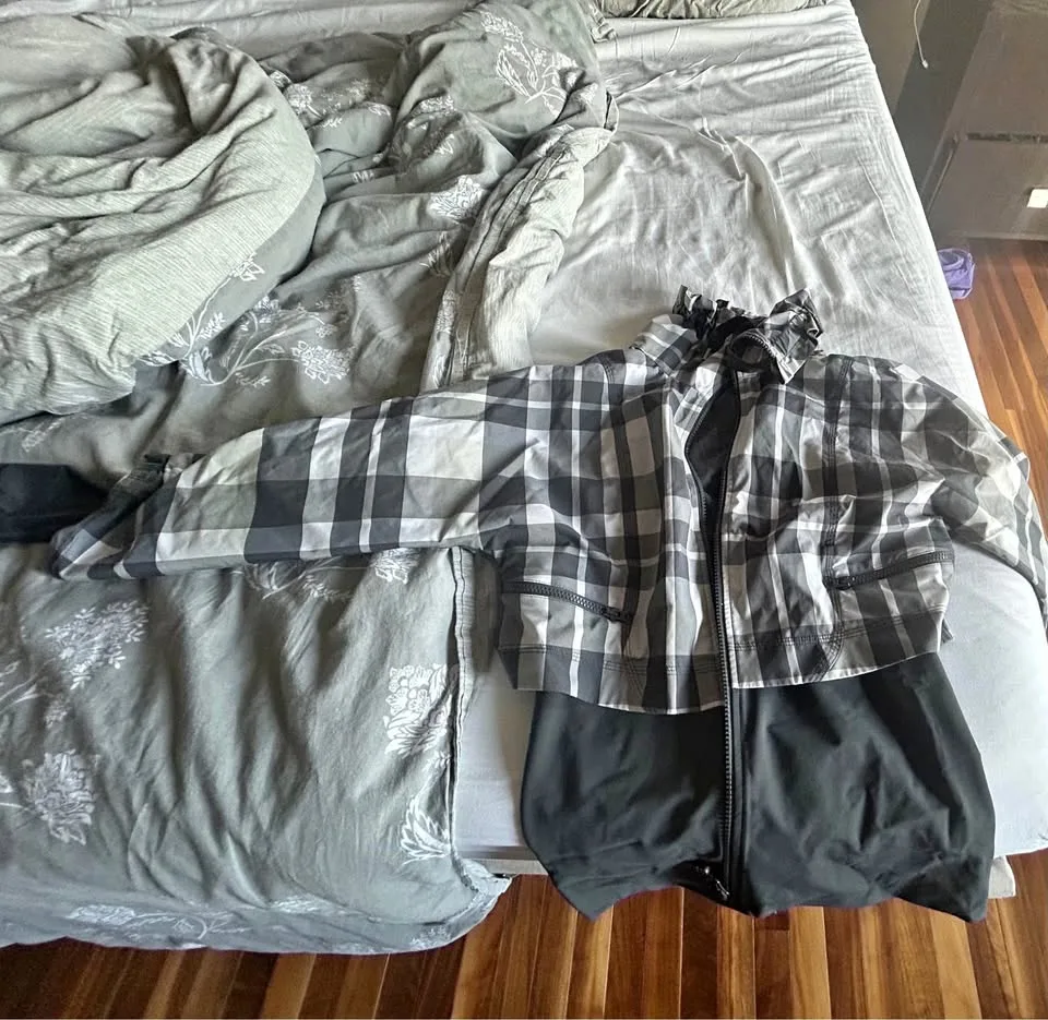 Lululemon jacket size 6