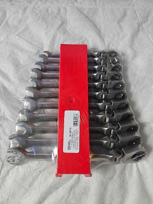 Gray Ratcheting Wrench Set image indicator(2)