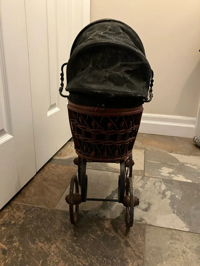 Antique doll carriage image indicator(2)