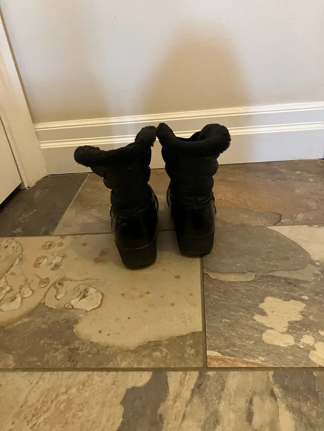 Women’s size 6 Aquatherm booties image indicator(2)