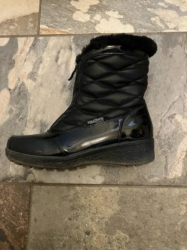 Women’s size 6 Aquatherm booties image indicator(3)