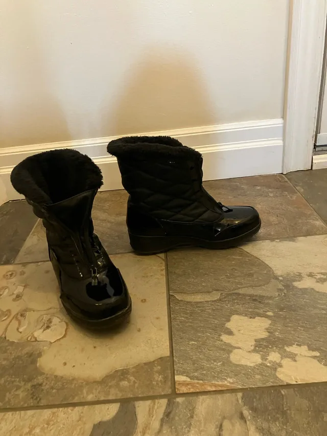 Women’s size 6 Aquatherm booties image indicator(4)