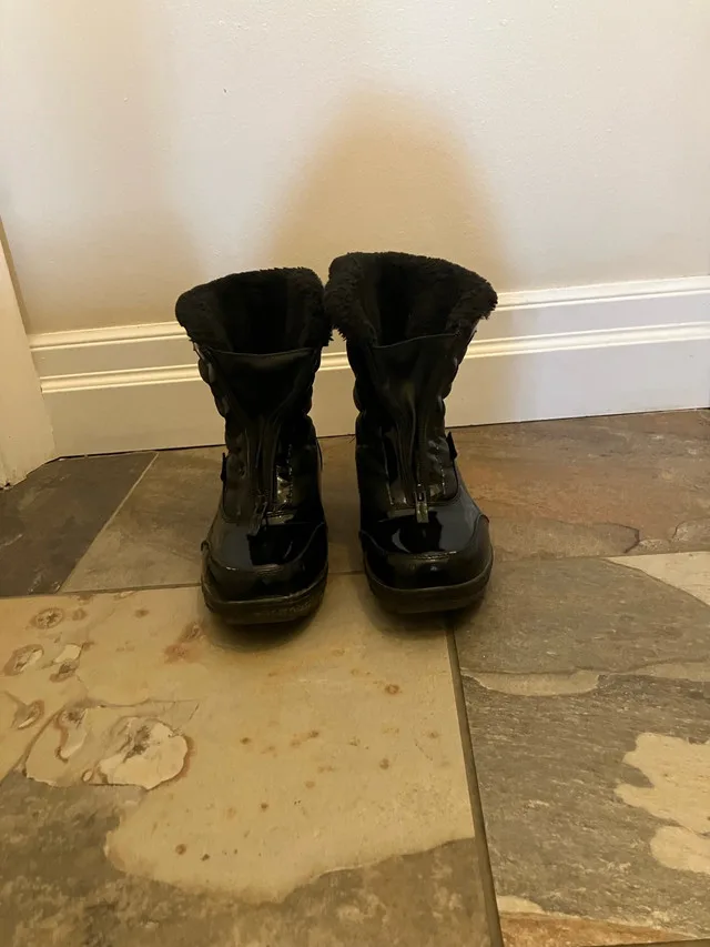 Women’s size 6 Aquatherm booties image indicator(5)