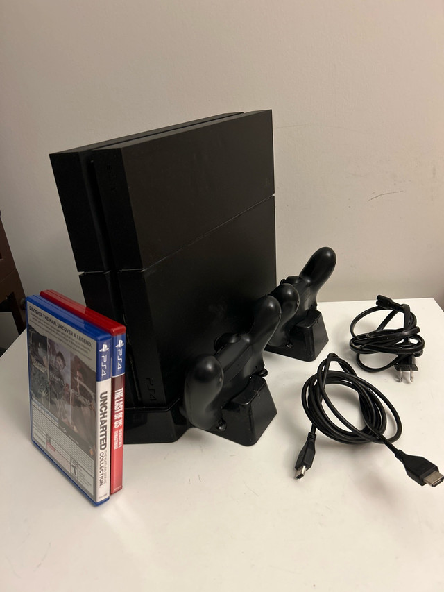 PS4 Bundle - 1 controller + dock + games