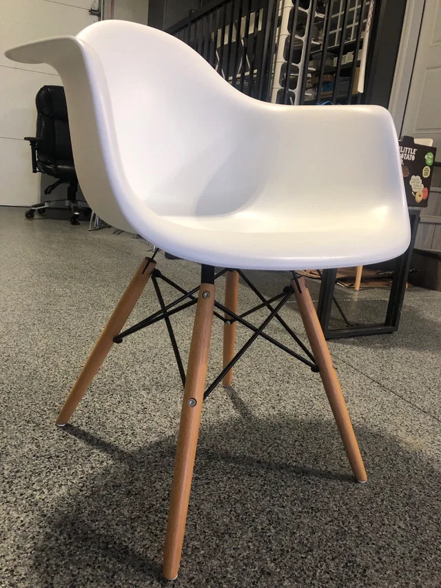 Armchair with wooden legs image indicator(4)