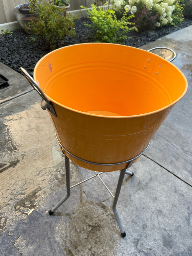 Oggi Beverage Tub and Stand