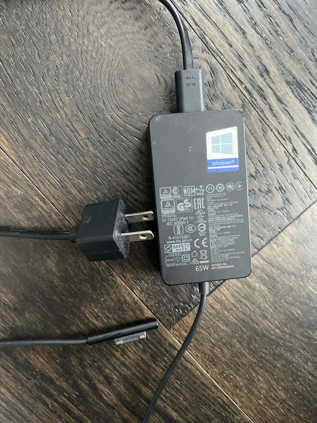 Microsoft Surface 65W Power Supply image indicator(2)
