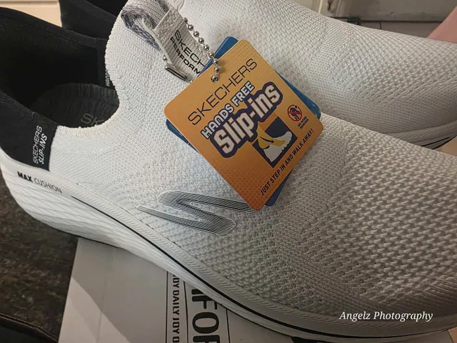 Sketchers slip ins woman's size 8.5 image indicator(3)