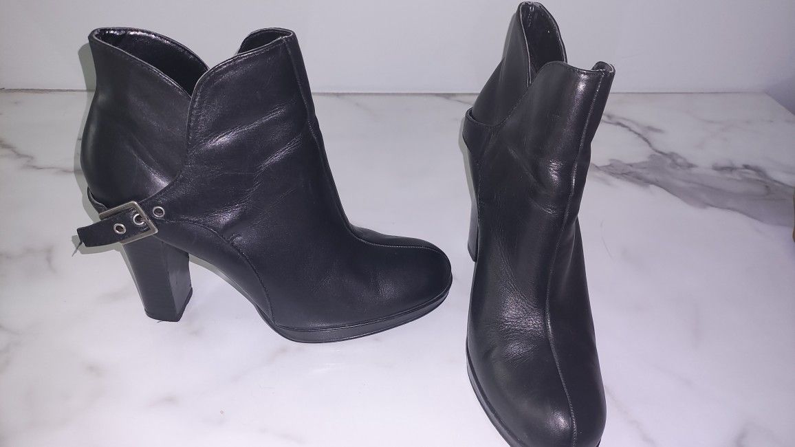Women's Simply Vera Black Ankle Boots 7M