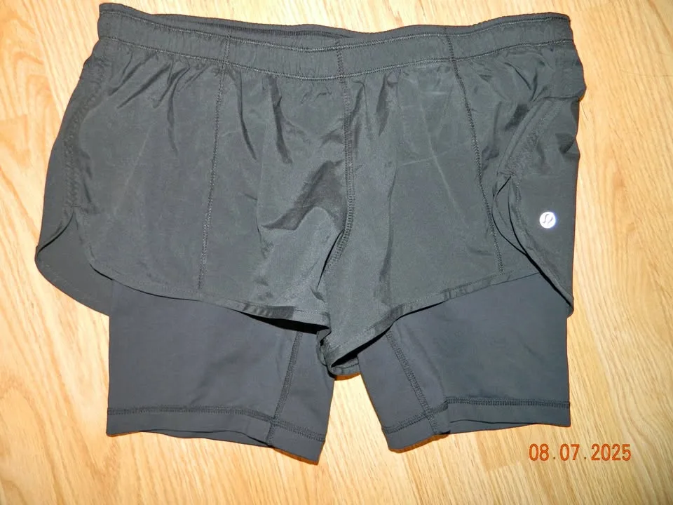 LULULEMON SNEAK A PEAK SHORTS size 8..EUC thumbnail