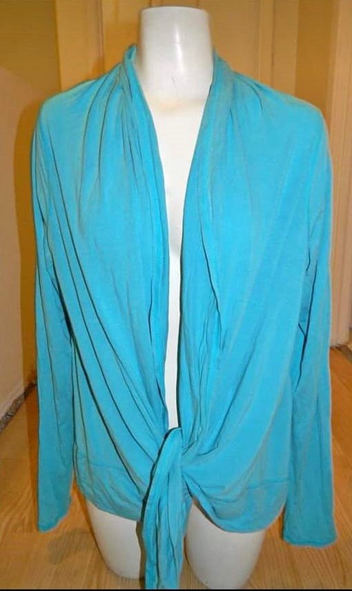 LULULEMON OASIS WRAP..size 4(rip tag)...GUC-VGUC