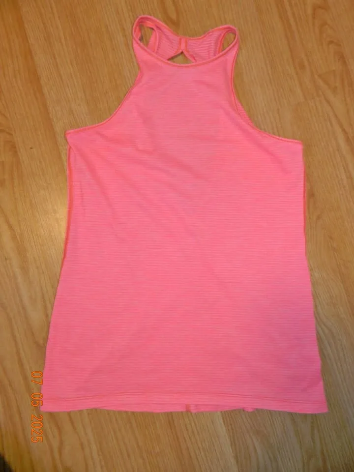 LULULEMON TRAPEZE TWIST TANK size 6?...VGUC thumbnail