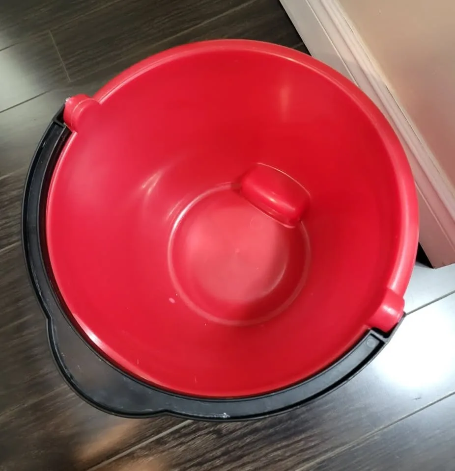 Red Plastic Multipurpose Bucket with Black Handle – 10L Capacity image indicator(2)