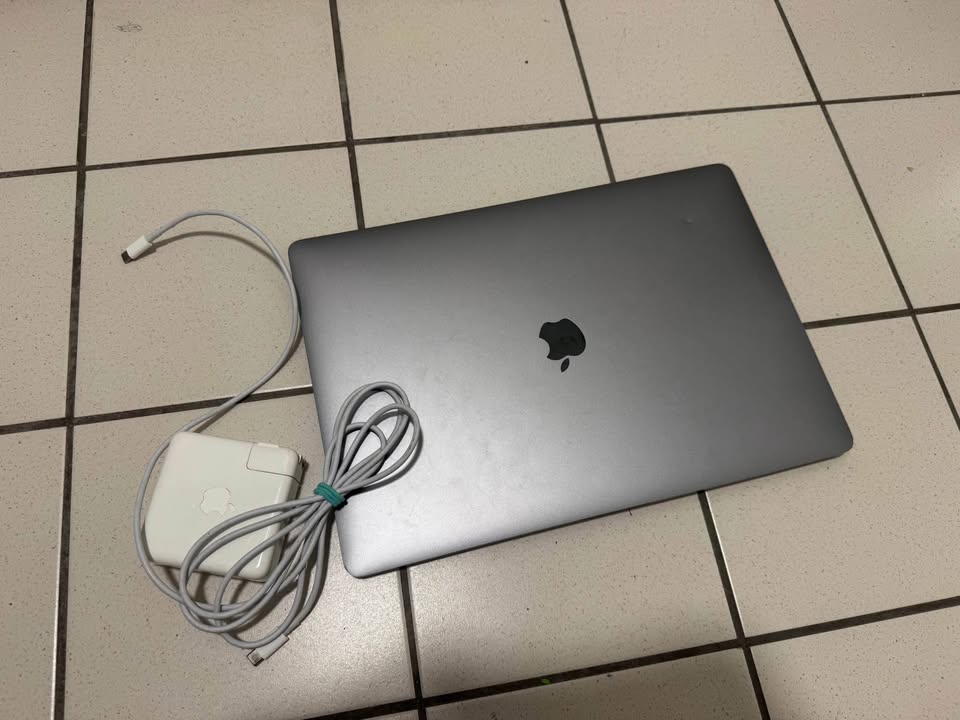 MacBook Pro 15" (2018) - i7/16GB/256GB, Touch Bar - photo 5