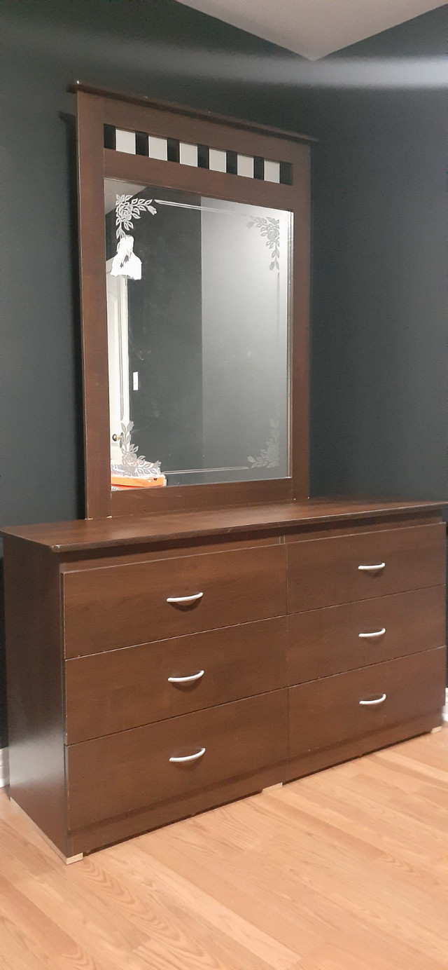 Great condition - Dresser + mirror and 2 night tables for sale
