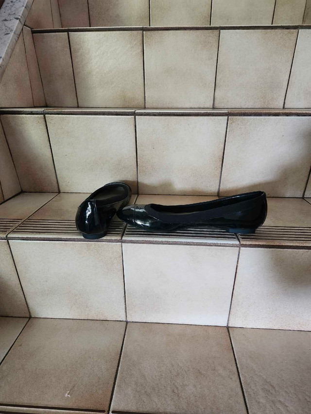 New Ellen Tracy Size 8 patent leather flats - photo 2