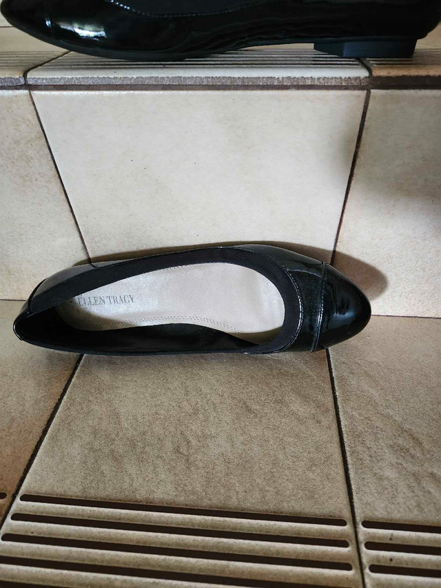 New Ellen Tracy Size 8 patent leather flats - photo 3