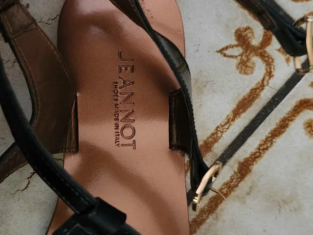 Italian leather flat sandles image indicator(4)