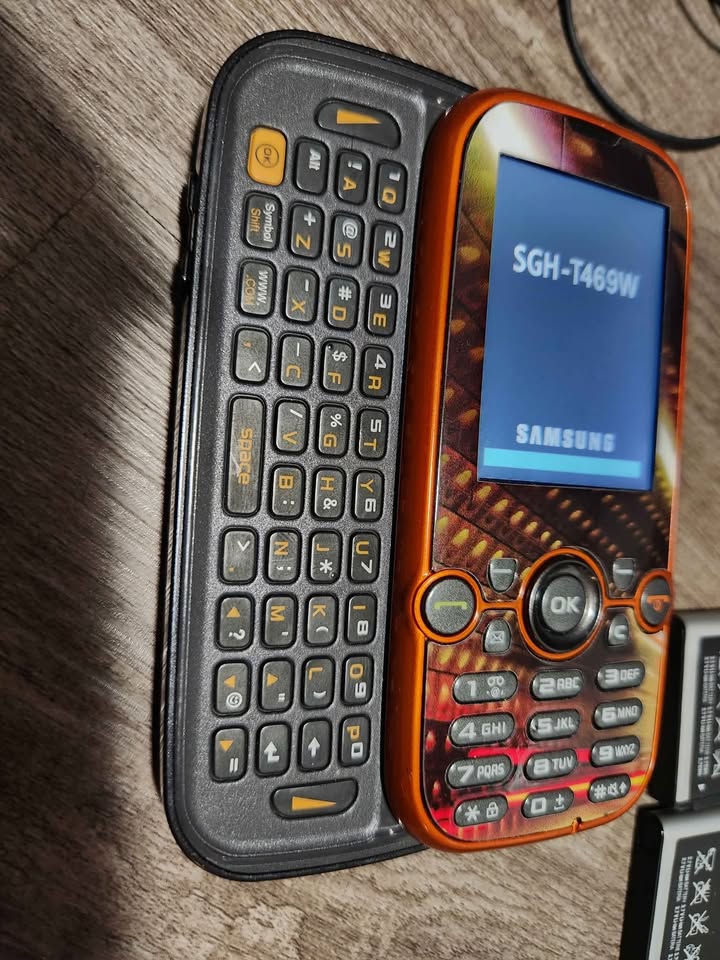 📱 Samsung Gravity 2 SGH-T469W (Gray/Orange) + Full Bundle - photo 3