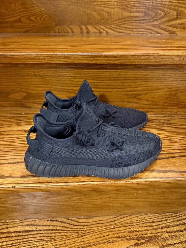 Yeezy Onyx Black, Size 9