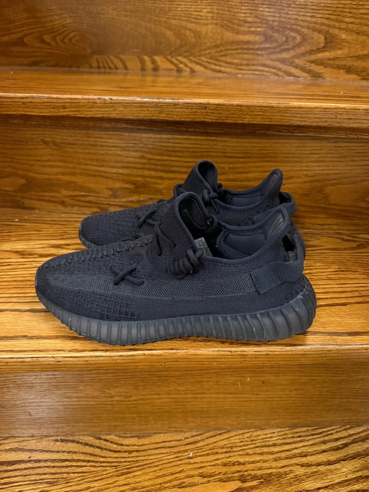 Yeezy Onyx Black, Size 9 - photo 2