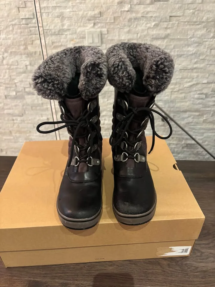 UGG Brynn Waterproof Leather Boots size 8 image indicator(4)