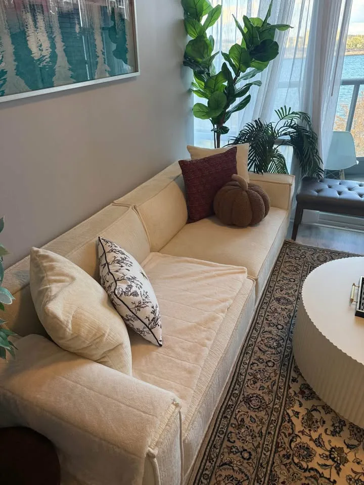 Couch Structube image indicator(3)