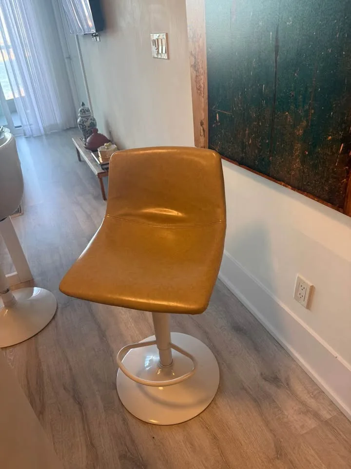 High Dining Table/ Kitchen Island + 4 chairs image indicator(6)