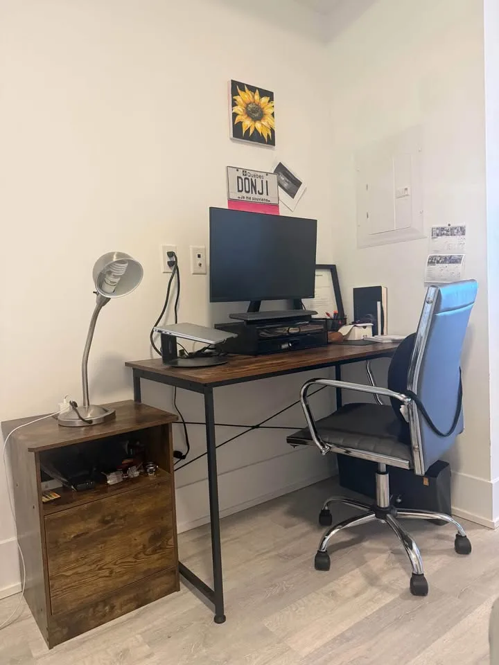 Desk and Office Chair image indicator(4)