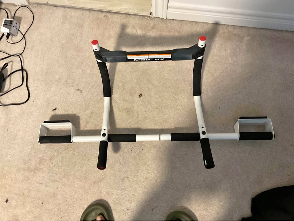 Doorway pull up bar