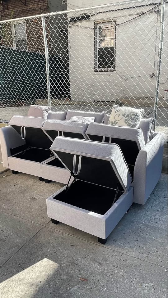 (ASK ABOUT DELIVERY) Gray sectional couch - photo 4