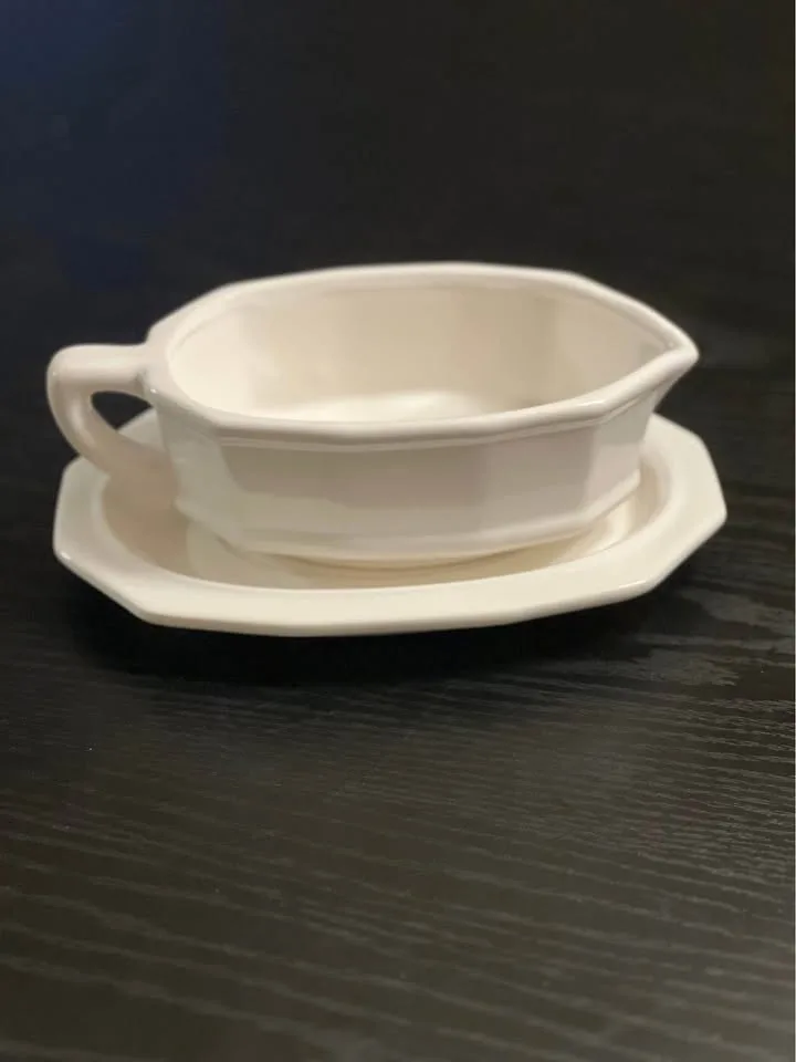 Pfaltzgraff Heritage White Gravy Boat with underplate image indicator(2)