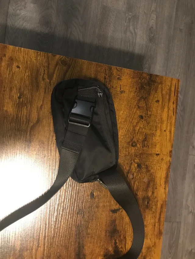 Lululemon cross body bag image indicator(2)