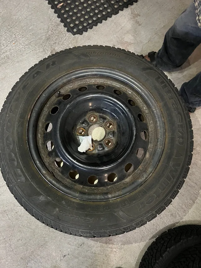 185/65R15 goodyear winter tire thumbnail