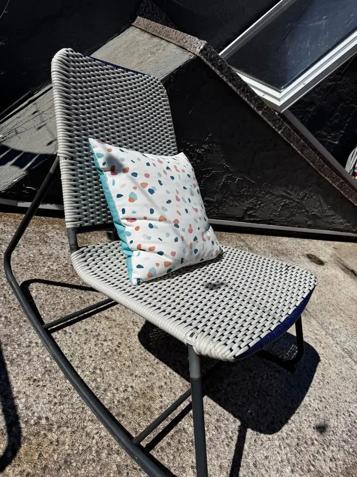 Rocking chair and pillow image indicator(2)