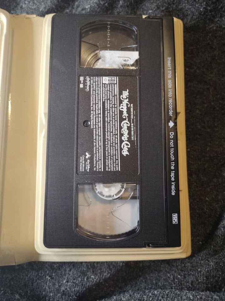 Vhs the Muppet Christmas carol - photo 4