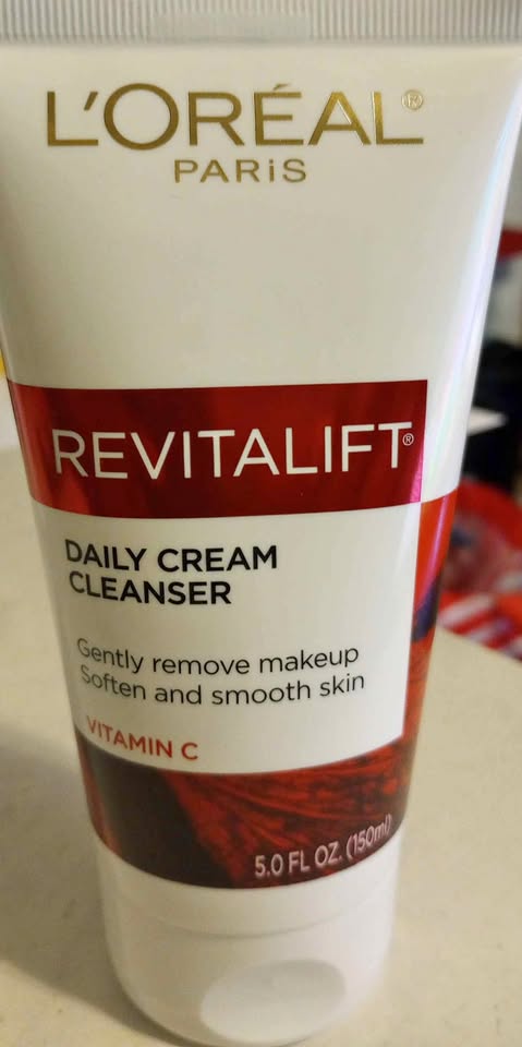L'Oreal Revitalift Daily Cream Cleanser w/Vitamin C