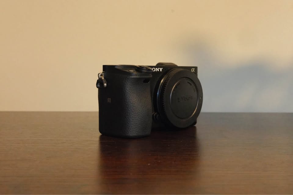 Sony A6400 Camera Body (with filter, batteries, bag) - photo 2