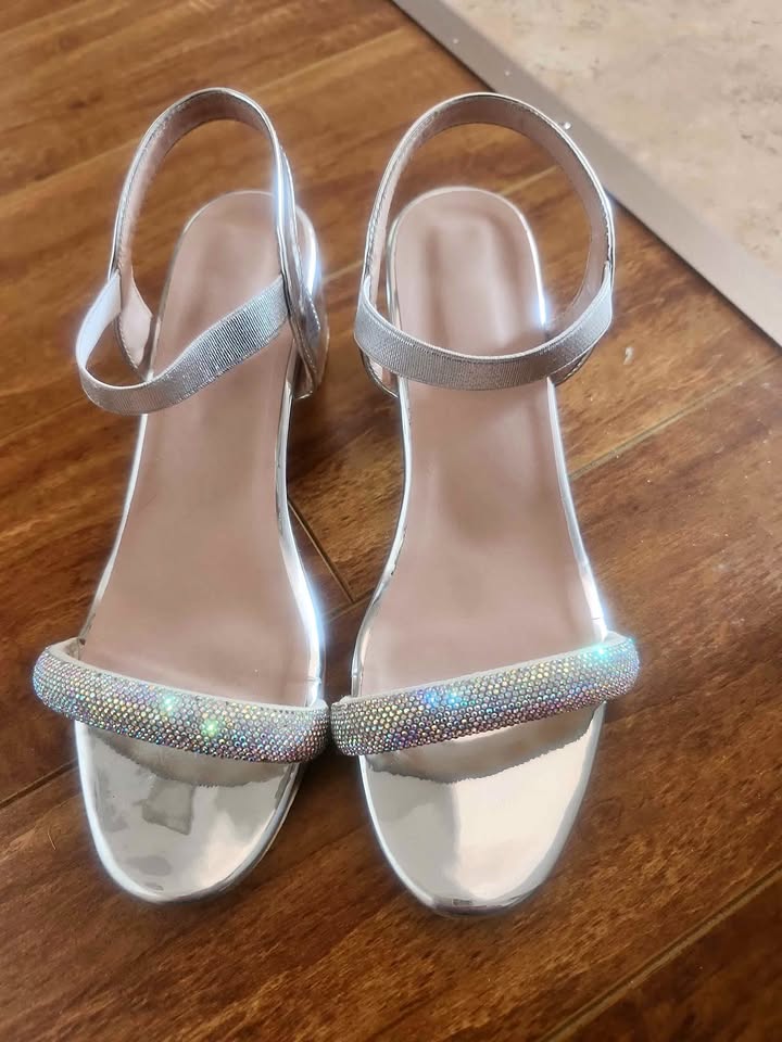 ✨ Girls’ Sparkly Silver Sandals – Size 1 (Worn Once or Twice) ✨