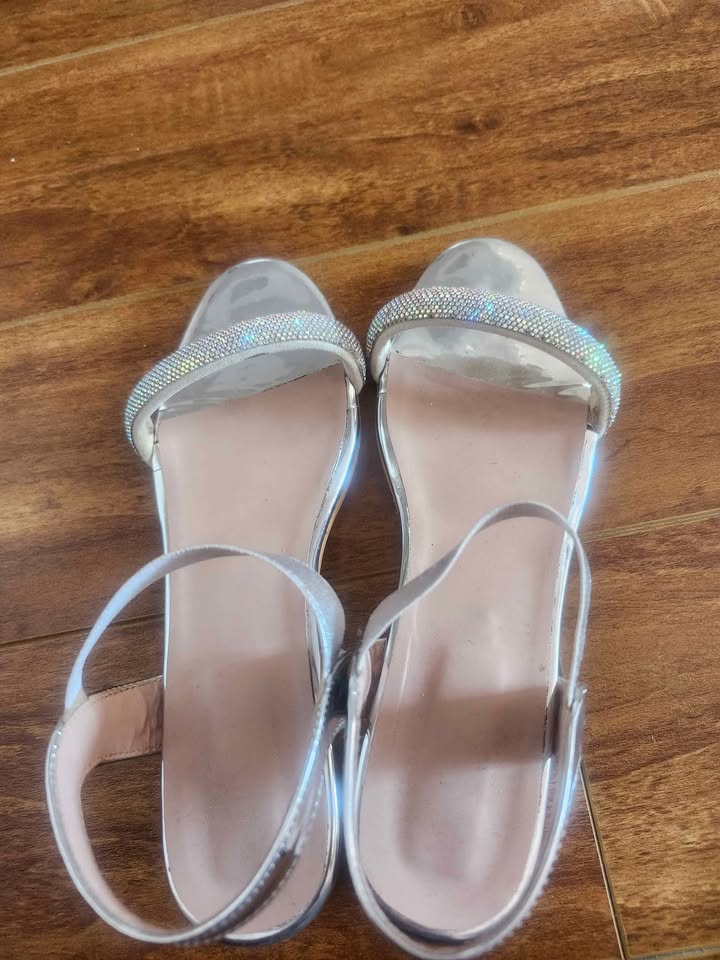 ✨ Girls’ Sparkly Silver Sandals – Size 1 (Worn Once or Twice) ✨ - photo 2