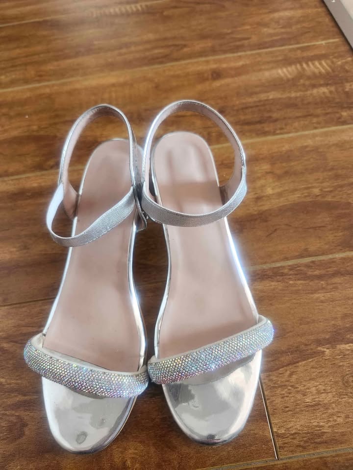✨ Girls’ Sparkly Silver Sandals – Size 1 (Worn Once or Twice) ✨ - photo 3