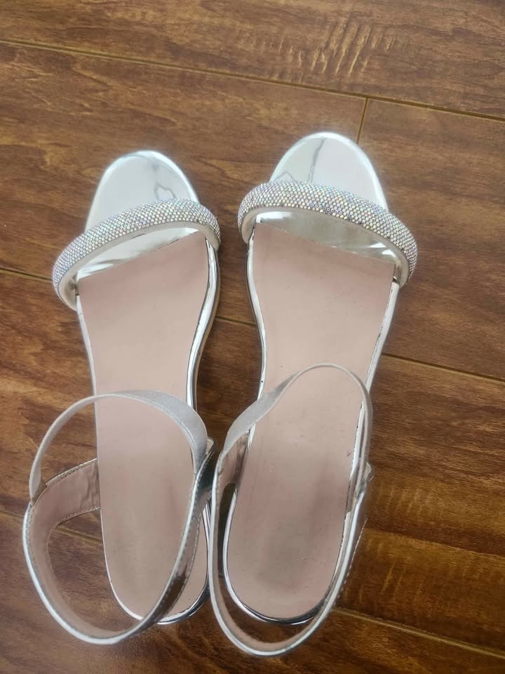 ✨ Girls’ Sparkly Silver Sandals – Size 1 (Worn Once or Twice) ✨ - photo 4